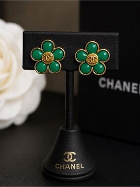 CHANEL Green Flower Earrings with Gold CC Center 1.8cm